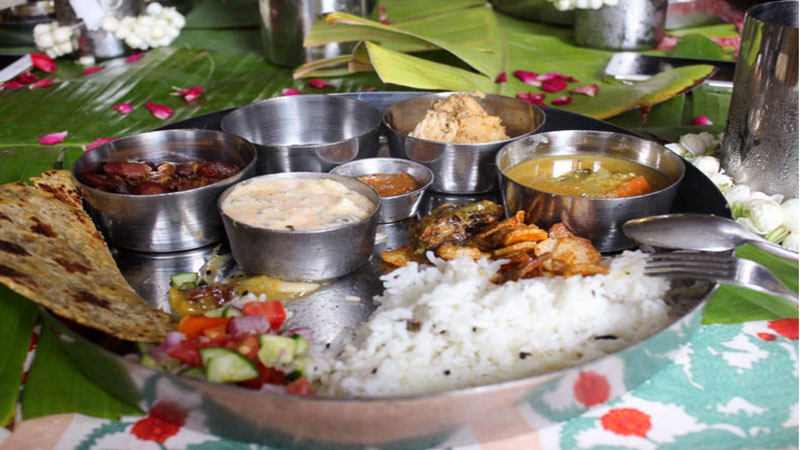 अतिथि को भोजन कराते समय रखें इन 4 बातों का ध्यान